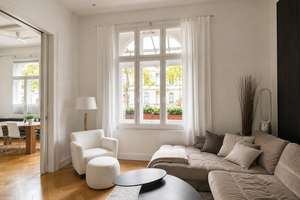 Altbau trifft Moderne: Stilvolle Eigentumswohnung mit Terrasse, Balkon, Garage und 2 Kellerräumen