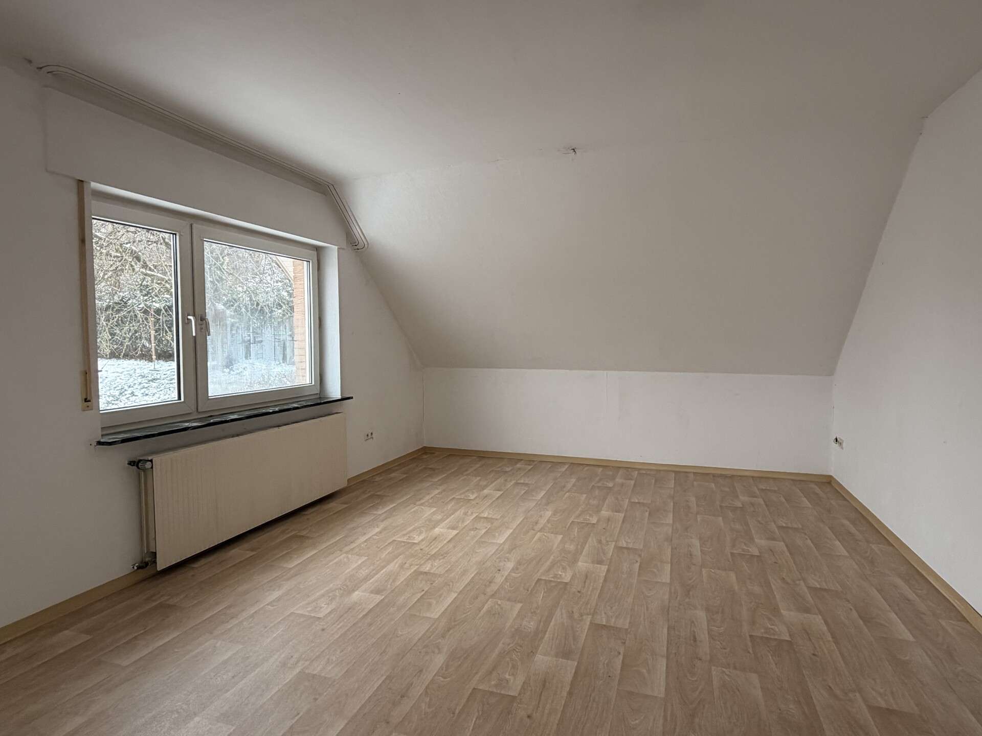 Immobilie in Horn-Bad Meinberg - Großzügiges 2-Familienhaus in Hanglage mit Dachterrasse, Loggia und 4 Garagen - Bild 4