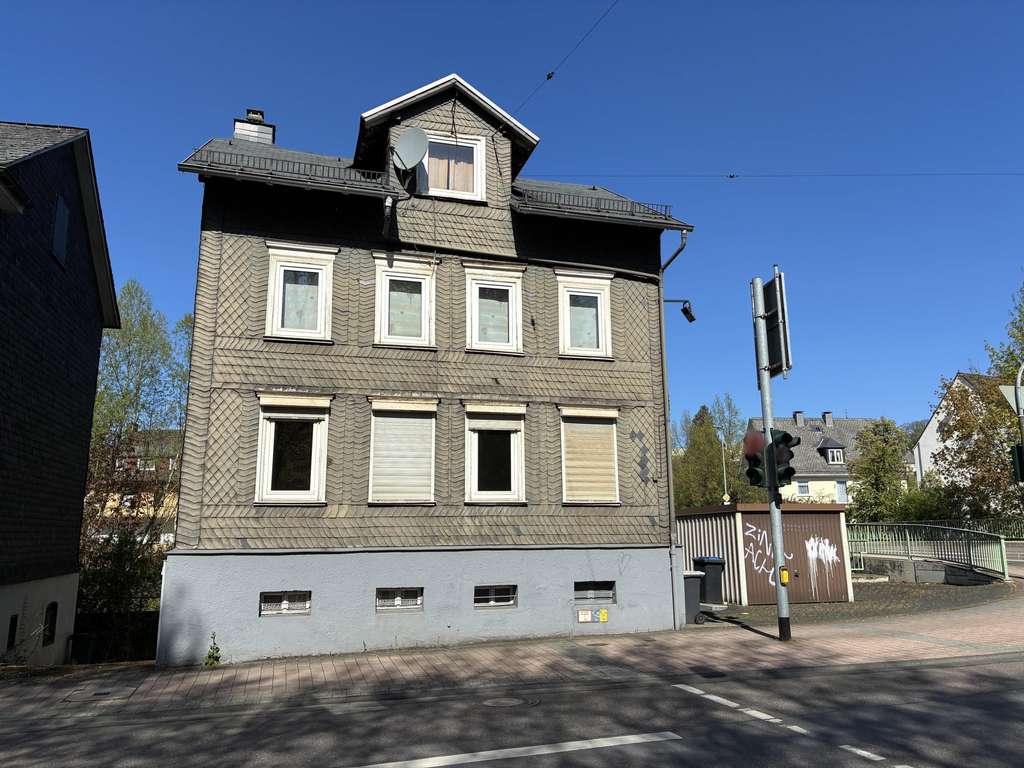 Immobilie in Siegen - Renovierungsbedürftiges Haus in Innenstadtlage mit Garage, Stellplatz und 2 großen Terrassen - Bild 1