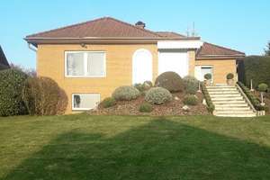 Charmanter Winkelbungalow mit überdachter Terrasse, Garten und traumhaftem Ausblick über Seesen – Die vollständige Adresse der Immobilie erhältst du vom Anbieter., 38723 Seesen – Vorschaubild 1