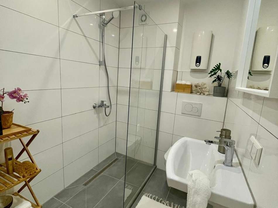 Modernes Bad mit Glasdusche