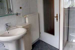 Attraktives 10-Zi-Zweifamilienhaus mit schönem Garten und Garage, ideal zum Wohnen und Vermieten! – Die vollständige Adresse der Immobilie erhältst du vom Anbieter., 97523 Schwanfeld – Vorschaubild 8