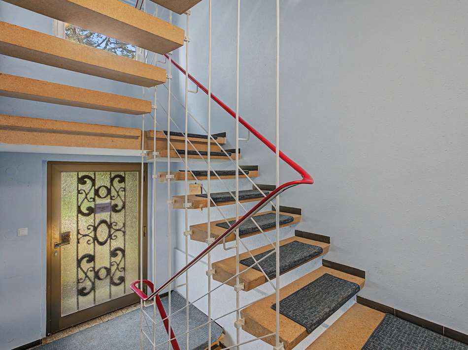 Treppenhaus + Hauseingang