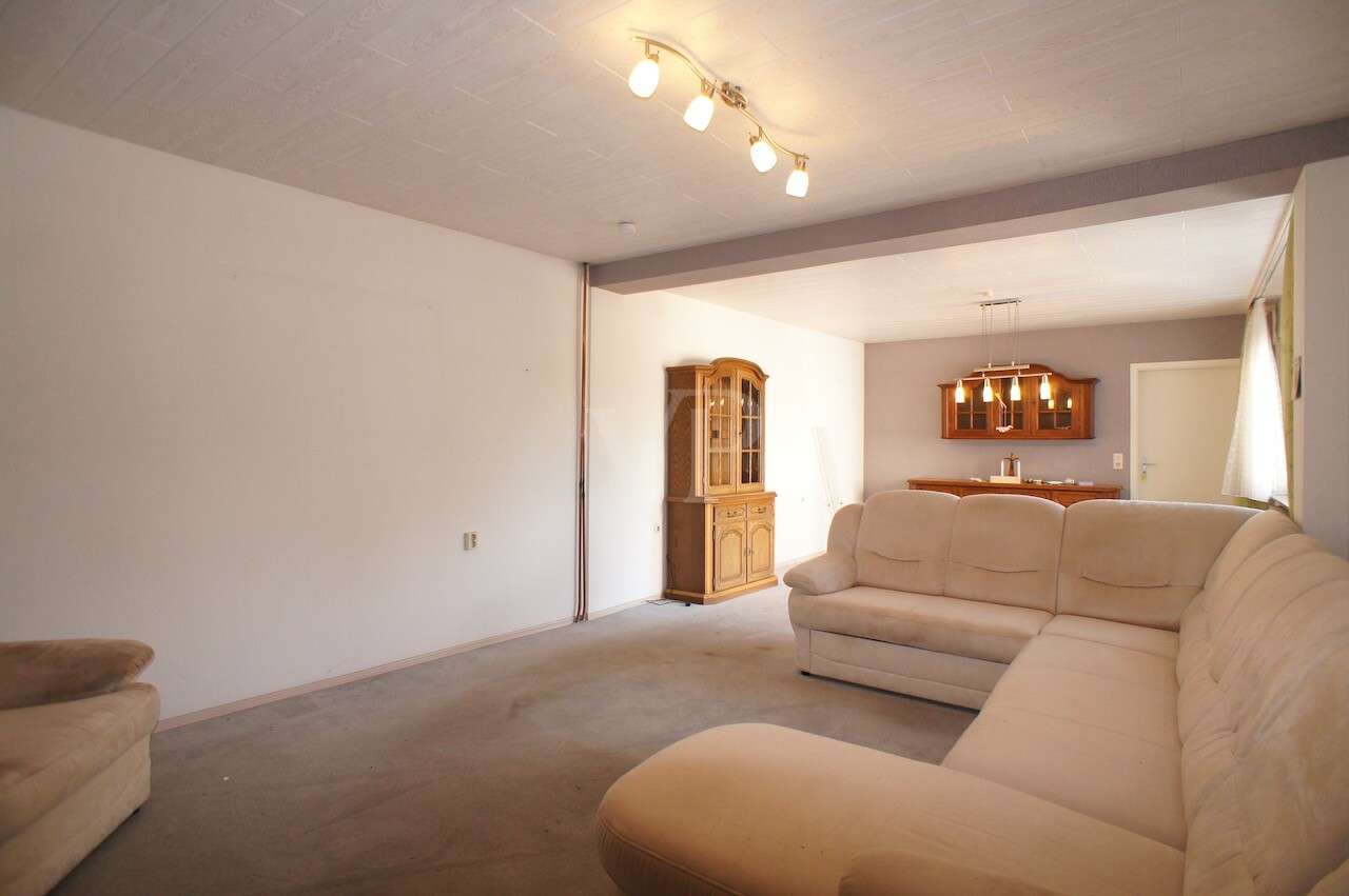 Immobilie in Contwig - Großzügiges Wohnhaus mit Garten und zwei Garagen in verkehrsgünstiger Lage in Contwig - Bild 1