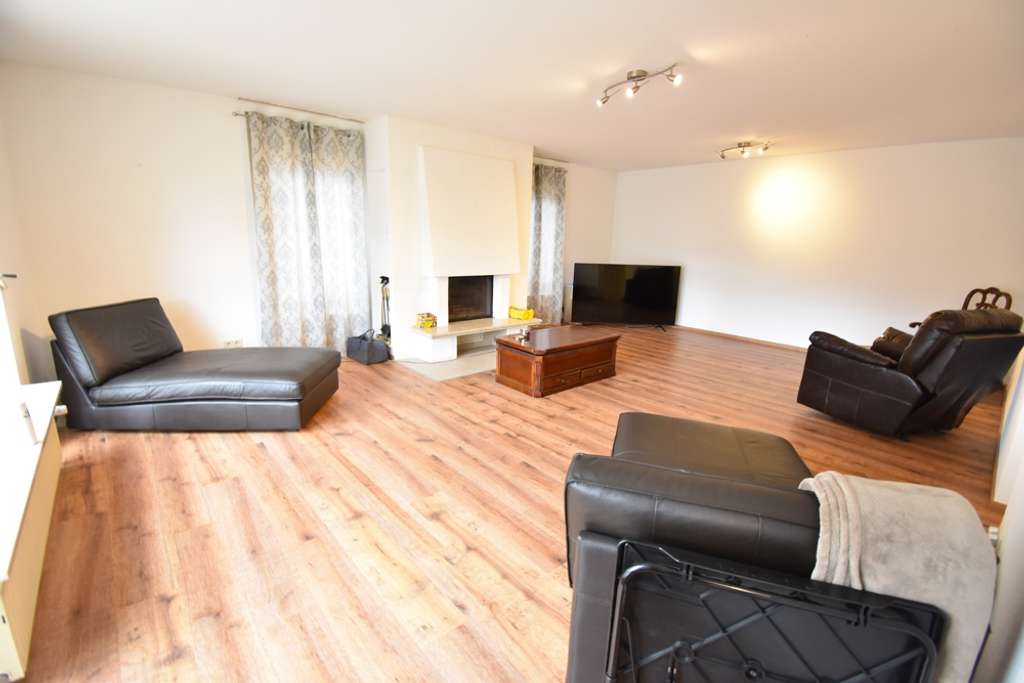 Immobilie in Waldenbuch - **Waldenbuch: 9-Zimmer-Haus mit Garten und Carport** - Bild 1