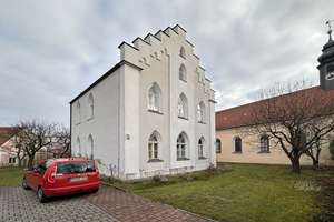 Neugotisches Pfarrhaus von 1840 – historisches Wohnen mit großem Garten direkt am Klinikum – 92318 Neumarkt in der Oberpfalz – Vorschaubild 1