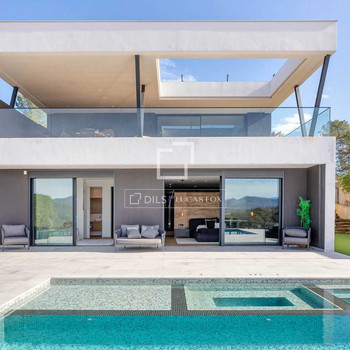 Moderne Neubau-Immobilie mit 180-Grad-Bergblick, gelegen in Sant Julià de Ramis und nur 10 Minuten v