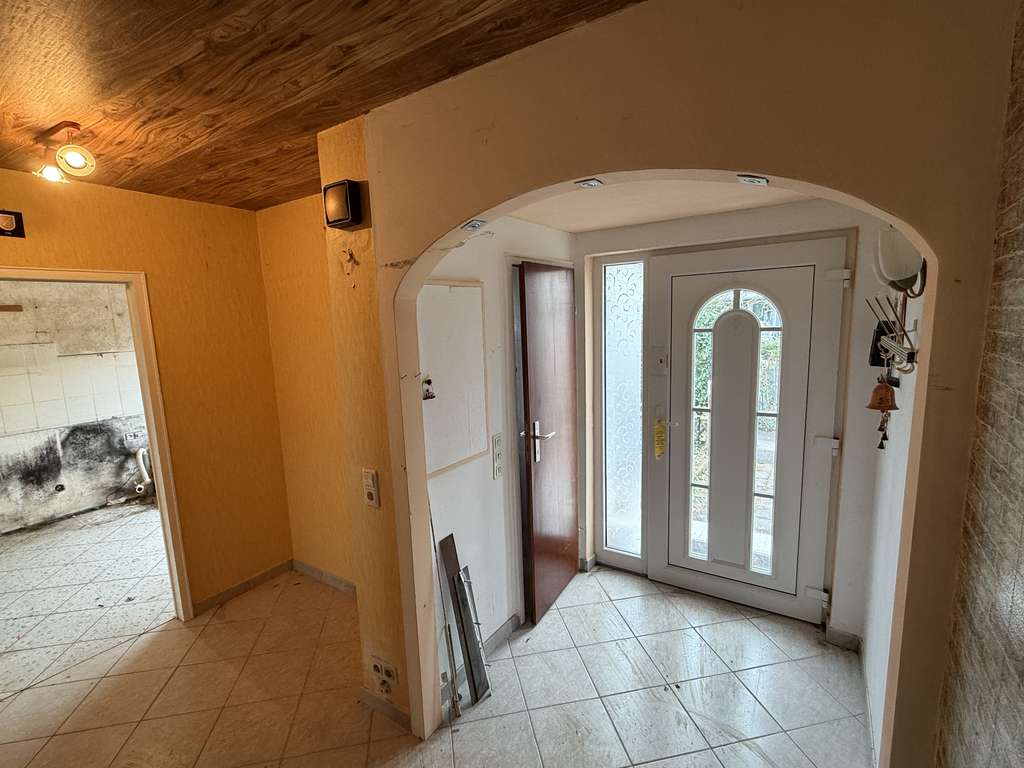 Immobilie in Flörsheim - Reihenhaus-Schnäppchen zum Selbstausbau - Bild 2