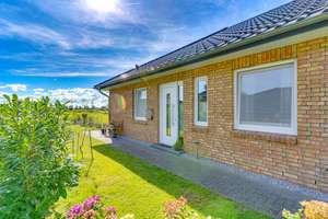 Investition oder Zuhause: vermietetes Doppelhaus aus 2016 mit 2 WE, KfW-55, 142m² Wfl. & Feldblick! – Die vollständige Adresse der Immobilie erhältst du vom Anbieter., 24882 Schaalby – Vorschaubild 2