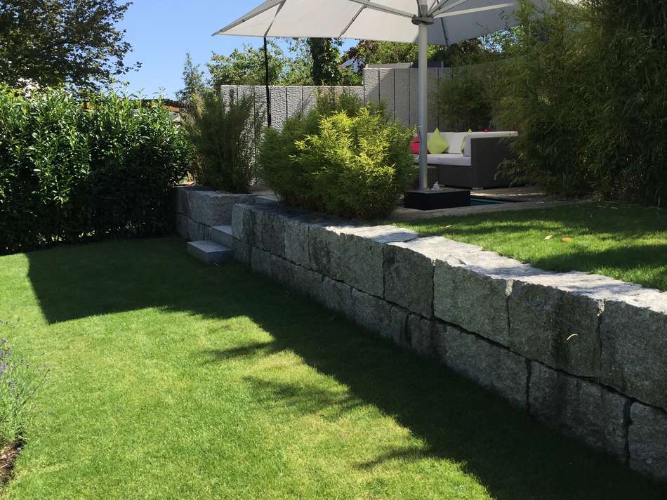 Garten und obere Terrasse