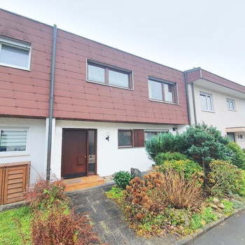 Großes RMH (175 m² Wfl. +  über 50 m² Nfl.) in sehr gepflegtem Zustand.