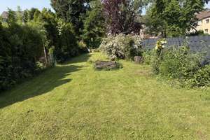 Wohlfühloase mit 300 m² Privatgarten – hochwertig sanierte 2,5-Zimmer-Wohnung mit Terrasse, EBK & Ho