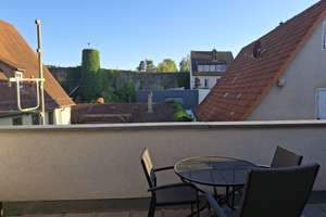 Möblierte 1-Zimmer-Dachgeschosswohnung mit großer Dachterrasse, Klimaanlage und Stellplatz