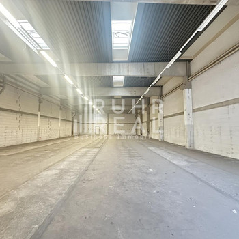 Kompakte Lagerfläche in Düsseldorf-Lierenfeld | 2 ebenerdige Tore | 5m UKB