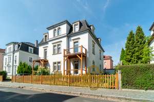 Wohnhaus mit 2 Garagen, 4 Balkonen, Dachterrasse und zusätzlichem Ausbaupotenzial – Die vollständige Adresse der Immobilie erhältst du vom Anbieter., 1157 Briesnitz, Dresden – Vorschaubild 3
