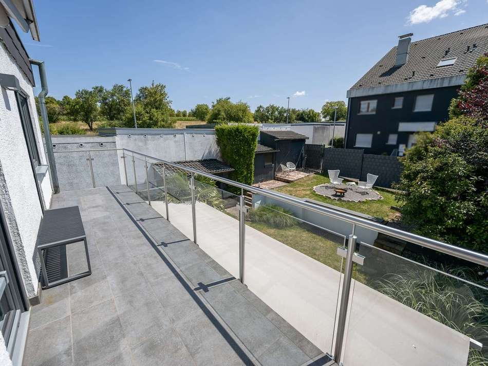Moderner Balkon mit Blick in d