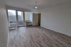 Frisch renovierte 2-Zimmer-Wohnung mit Balkon und Aufzug