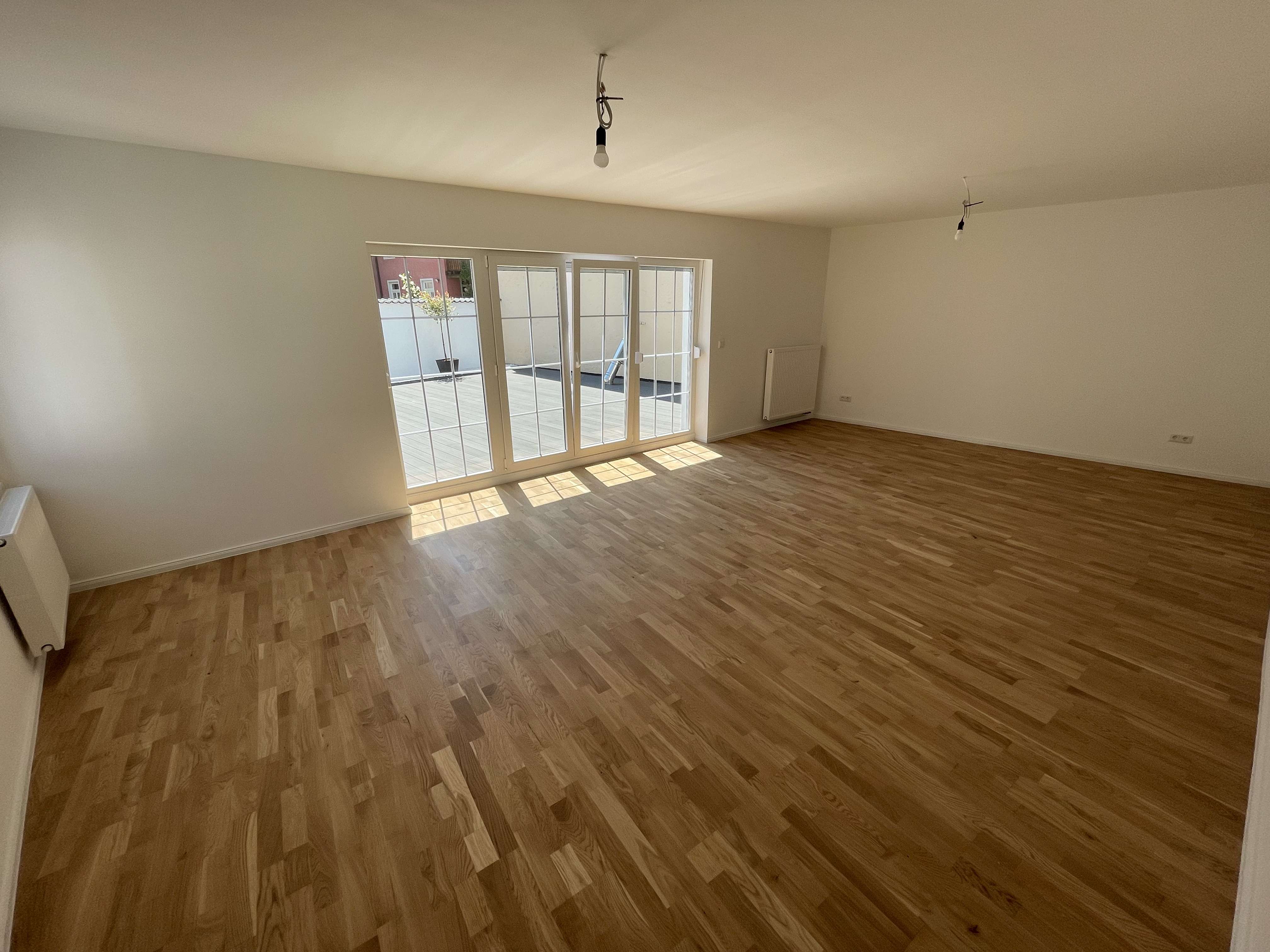 Immobilie in Regenstauf - Saniertes und sehr großes EFH im Zentrum von Regenstauf - Bild 0