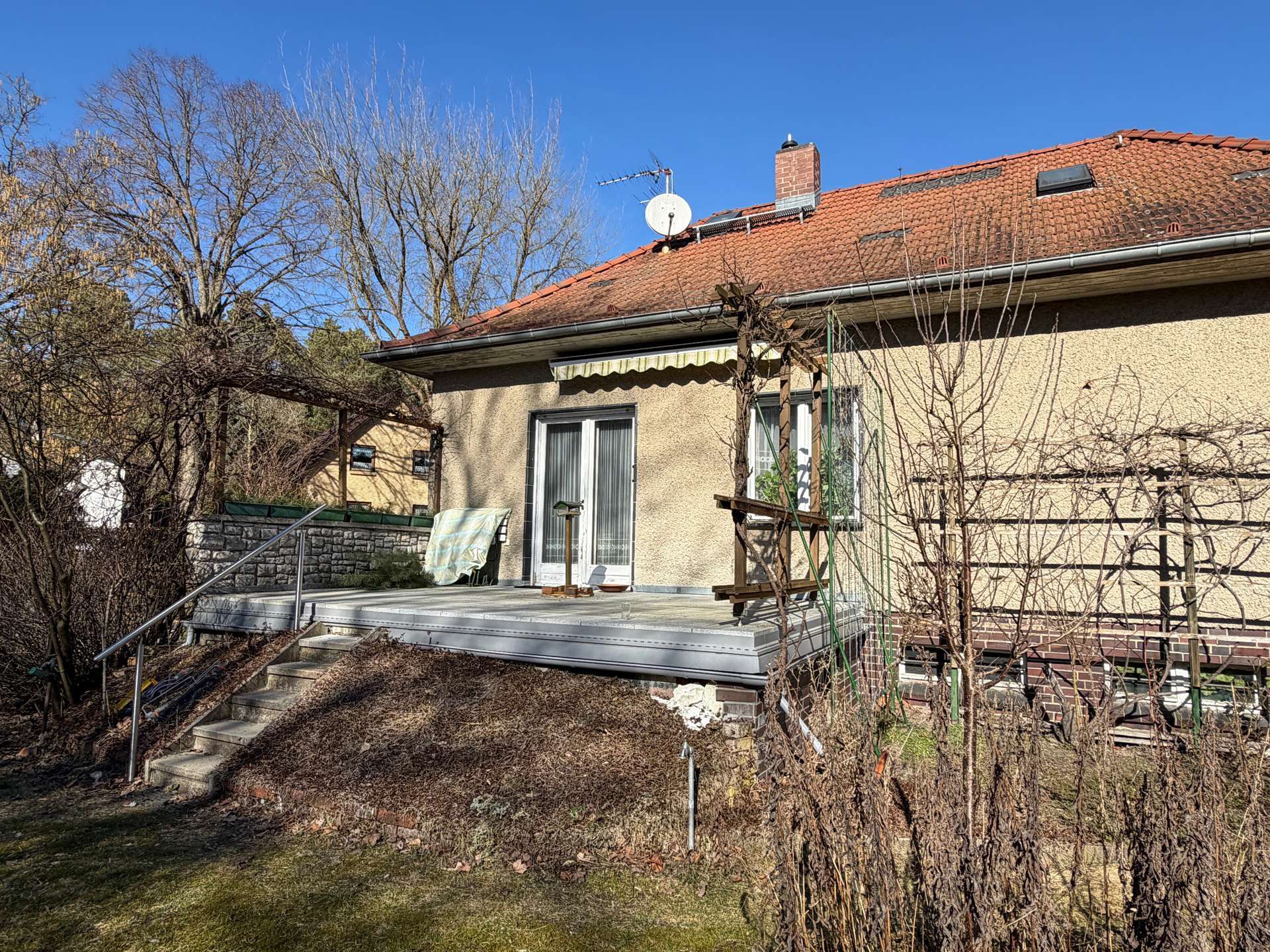 Natur vor der Tür, S-Bahn um die Ecke – Sanierungsbedürftiges Haus mit viel Gestaltungsmöglichkeiten, Berlin – Bild 4