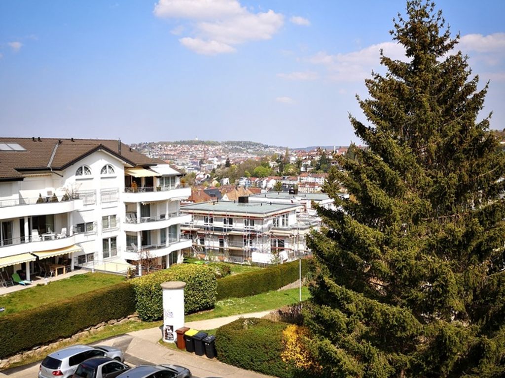 Freie DG-Wohnung in ruhiger Lage (Rodgebiet).