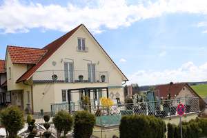 Qualität und Stil in Aussichtslage – Die vollständige Adresse der Immobilie erhältst du vom Anbieter., 89364 Rettenbach – Vorschaubild 1