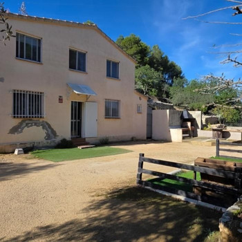 Rustikales Anwesen mit Haus und Olivenbäumen, 900 m von El Perelló entfernt und in der Nähe der schö