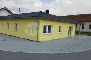 WALMDACHBUNGALOW MIT GARAGE UND CARPORT IN TRAUMHAFTER SIEDLUNGSRANDLAGE – Die vollständige Adresse der Immobilie erhältst du vom Anbieter., 94474 Vilshofen an der Donau – Vorschaubild 3