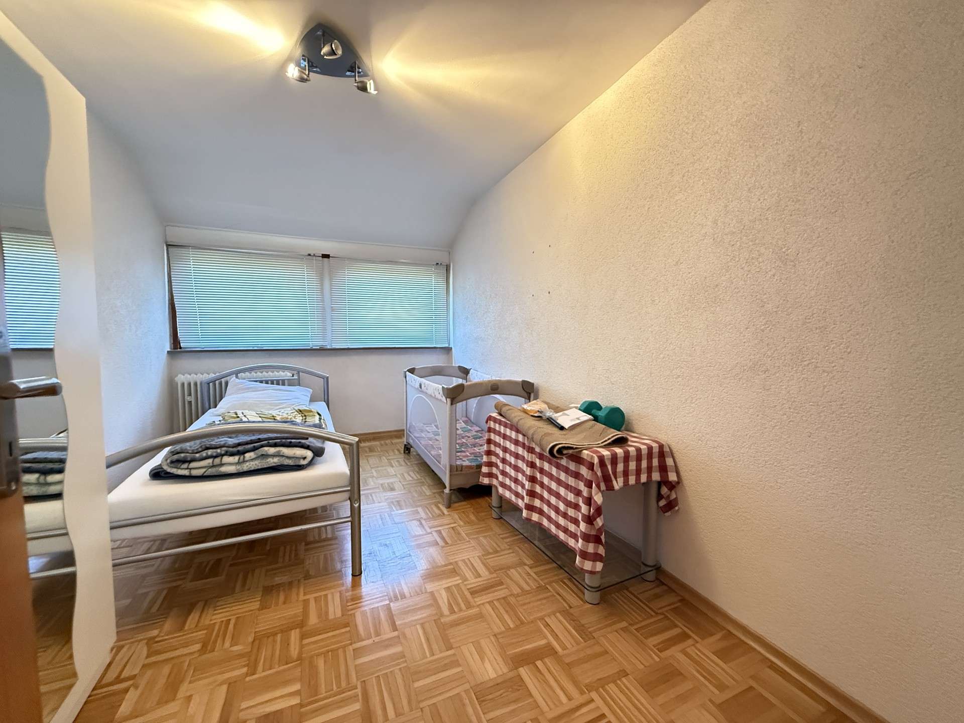 Immobilie in Betzdorf - Solides Einfamilienhaus auf sonnigem Eckgrundstück 
mit Garage - nahe Zentrum! - Bild 3