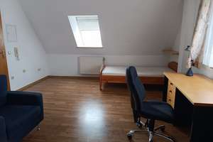  Gemütliches, möbliertes Dachgeschoss-Apartment mit Stellplatz in Erlangen-Büchenbach – Die vollständige Adresse der Immobilie erhältst du vom Anbieter., 91056 Büchenbach West, Erlangen – Vorschaubild 1