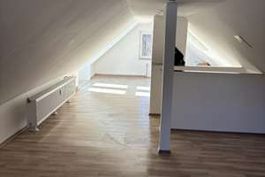 Gut geschnittene 3- Zimmer Dachgeschosswohnung und ausgebautem Dach 