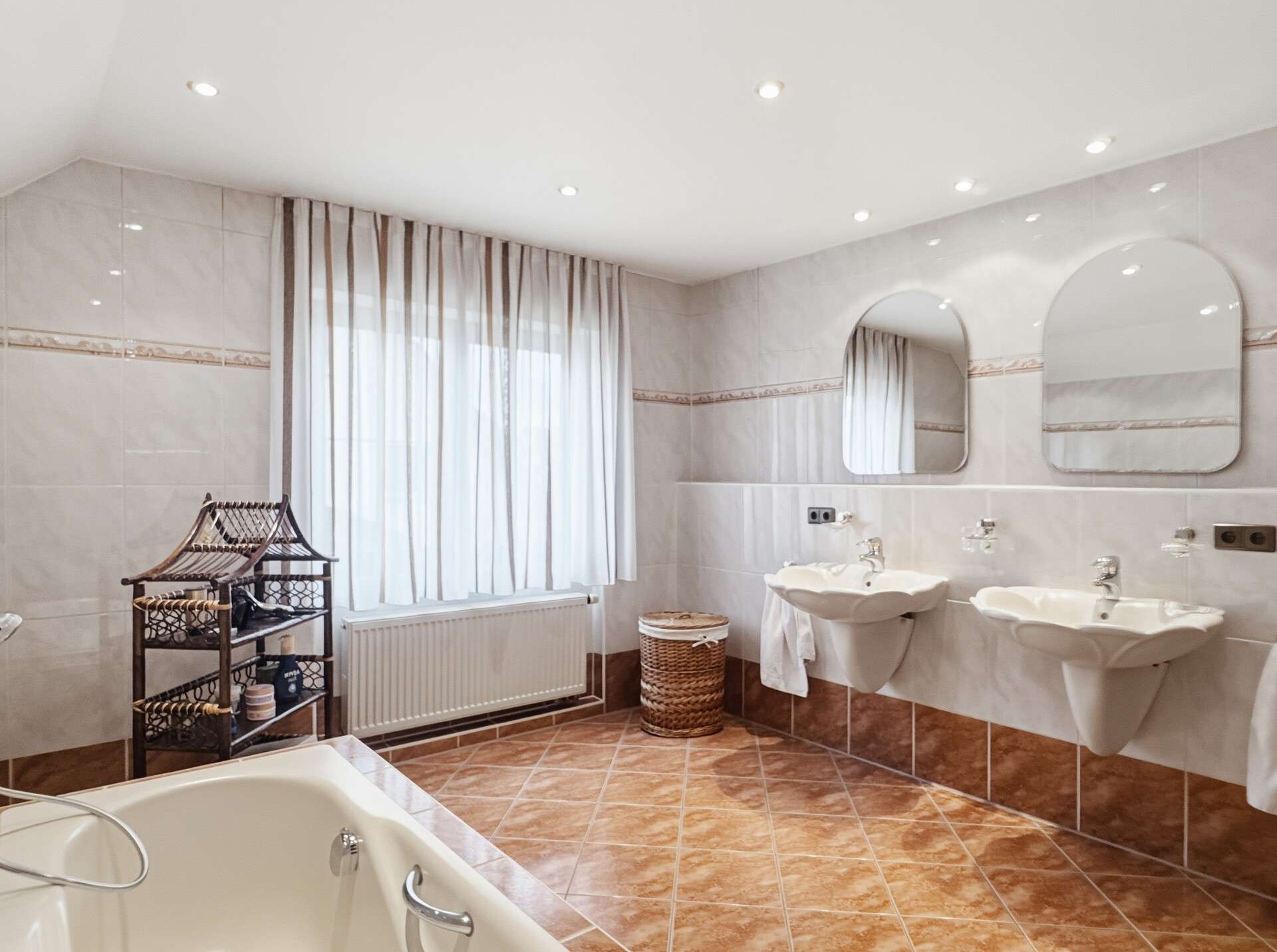 Immobilie in Langenargen - Großzügiges Einfamilienhaus mit Garten in Ortsrandlage von Langenargen - Bild 3