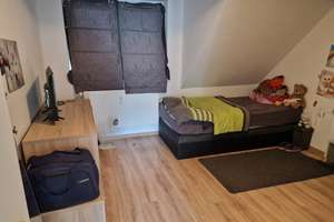 helle 4 - Raum Wohnung im Dachgeschoss mit Balkon in Oberhausen-Stadtmitte – Die vollständige Adresse der Immobilie erhältst du vom Anbieter., 46045 Altstadt-Süd, Oberhausen – Vorschaubild 3