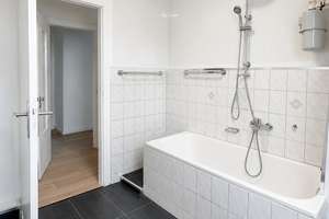 Frisch renovierte 4-Zimmer-Dachgeschosswohnung in zentraler Lage von Remscheid – 42853 Stadtpark, Remscheid – Vorschaubild 3