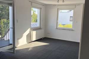 WG möglich! Renovierte 2-3 Zimmer Wohnung mit großem Balkon!