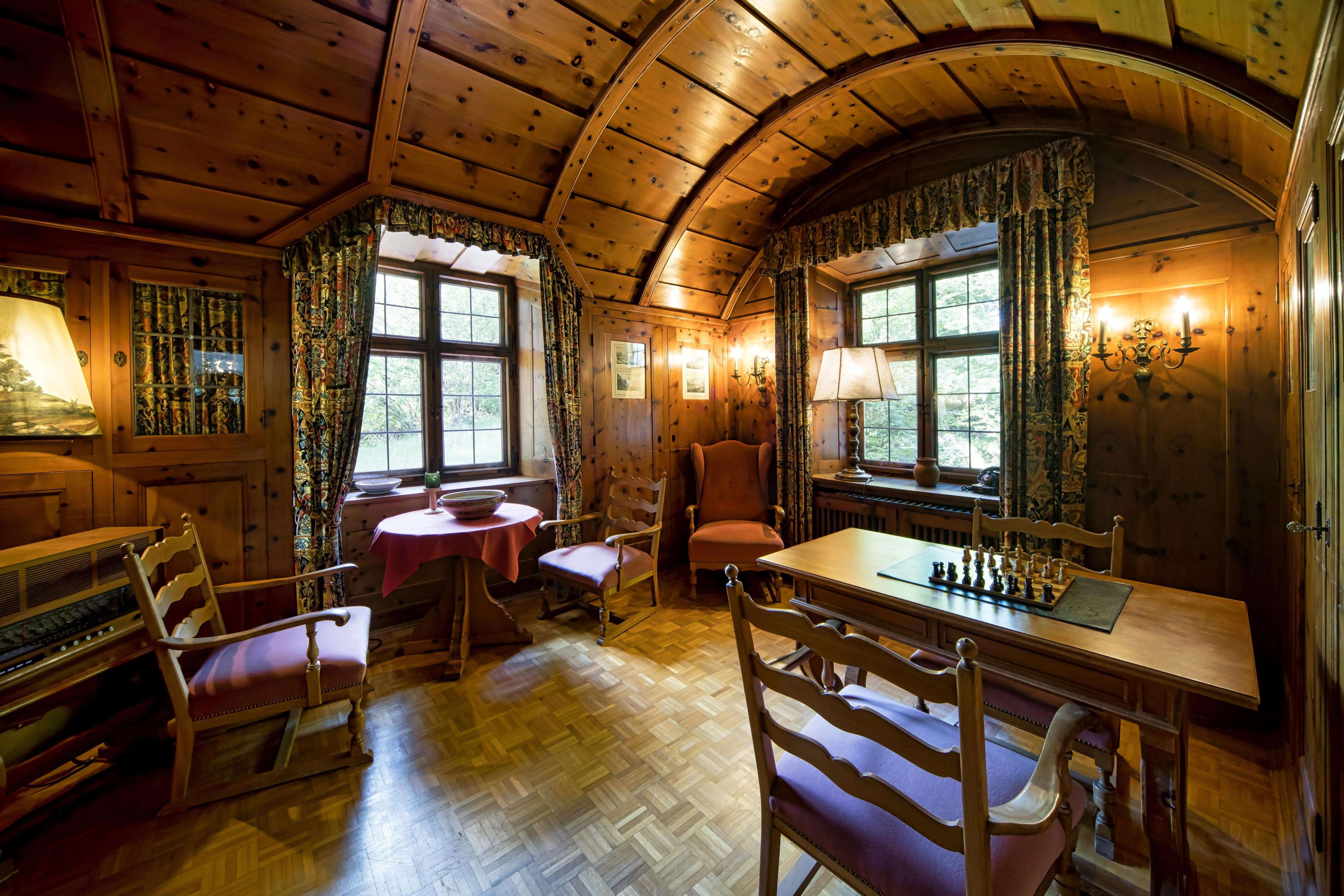 Immobilie in Grainau - Denkmalgeschützte Landhaus-Villa mit Blick auf die Zugspitze - Bild 0