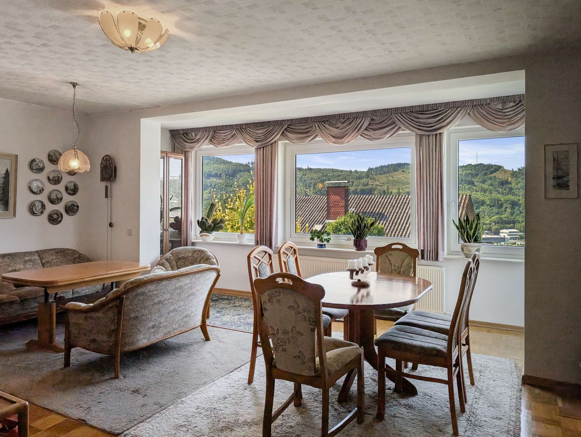 Immobilie in Bad Laasphe - Traumhafte Aussicht inklusive: Attraktives Einfamilienhaus mit Einliegerwohnung & idyllischem Garten - Bild 1