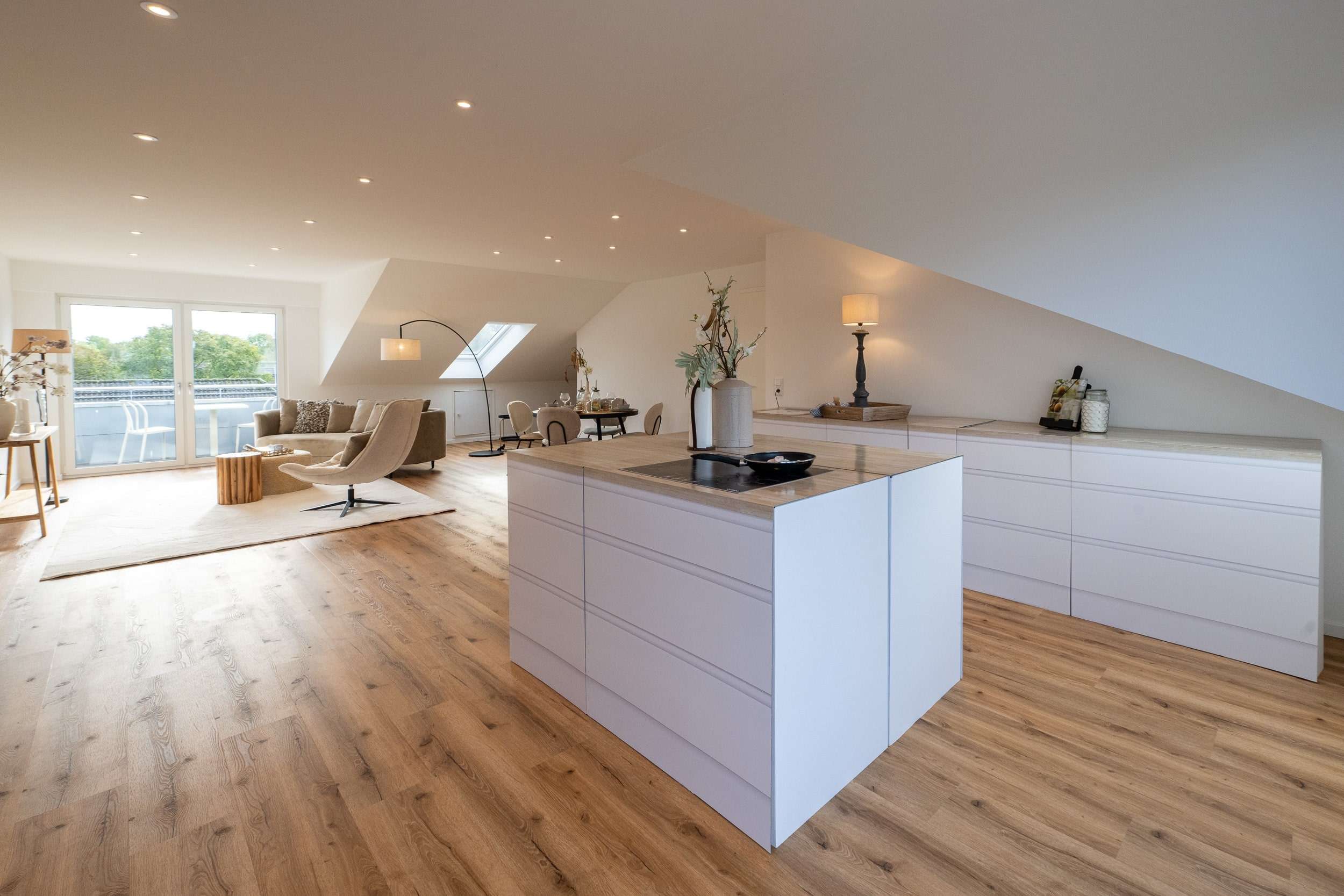 Immobilie in Friedrichstadt - Exklusive KfW-55 Dachgeschoss-ETW in bevorzugter Wohnlage mit 2 Balkonen und Stellplatz - Bild 1