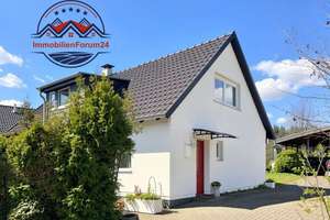 Einfamilienhaus mit Nebengebäuden und großem Grundstück