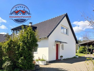 Einfamilienhaus mit Nebengebäuden und großem Grundstück