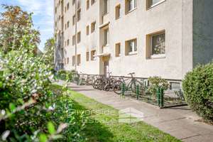 Bremen nahe Überseestadt: Sanierungsbedürftige Wohnung mit Fahrstuhl und Balkon