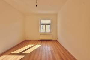 Gepflegte 2-Zimmer-Hochparterrewohnung mit Tageslichtbad und Garage – Dresdner Straße 236, 1640 Coswig – Vorschaubild 1