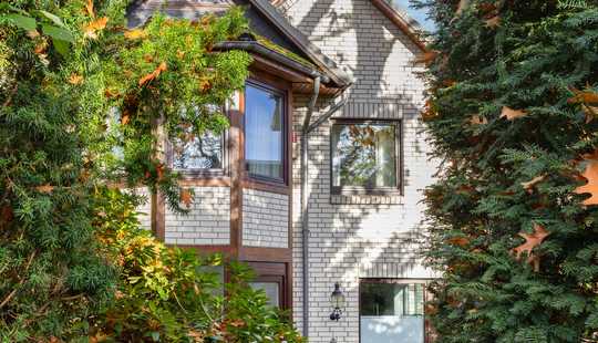 Bild von Erstklassiges Wohnen in Wellingsbüttel – stilvolles Reihenhaus mit Waldblick