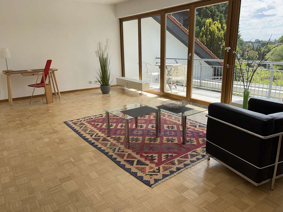 lichtdurchflutetes Wohnzimmer