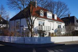 Grünes, ruhiges Ramersdorf: attraktive, großzügige 2-Zi-Whg, gr. Südbalkon, in kleiner Stadtvilla