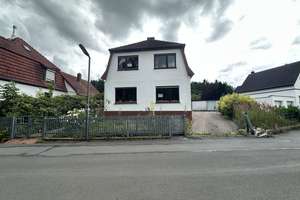 Ein- / Zweifamilienhaus + Einliegerwohnung  2 x Garage + 2. Baugrundstück + ca. 1000 m² Garten