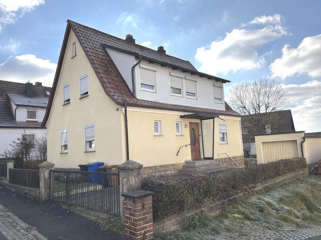 Immobilie in Ebern - Familienfreundliches Haus mit Garage u. Garten in ruhiger Lage, viel Platz: 6 Zimmer, Küche, 2xBad/ - Bild 0