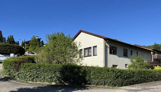 Bild von Einfamilienhaus in Bensheim-Hochstädten. Freistehend in unverbaubarer Hanglage.