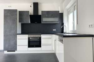 Neuwertige 3-Zi-Dachgeschosswohnung mit Balkon und Einbauküche in Ingolstadt