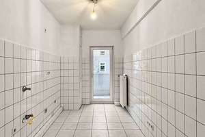 Gepflegte Pärchen-Wohnung mit zwei Balkonen und Aufzug - absolut zentrale Lage – Die vollständige Adresse der Immobilie erhältst du vom Anbieter., 40211 Stadtmitte, Düsseldorf – Vorschaubild 4