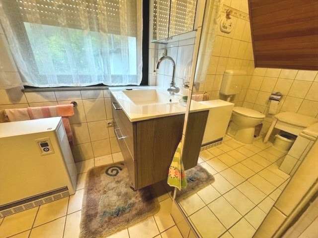 Immobilie in Nickenich - Charmantes Einfamilienhaus mit Garage, Garten und Nebengebäuden - Bild 2